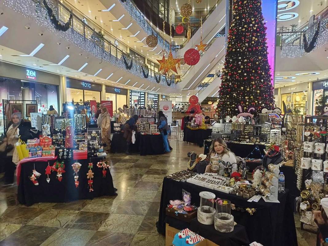 Başkentte hediye telaşına düşenler akın etti! Bu pazarda her şey parıltılı ve sihirli 10